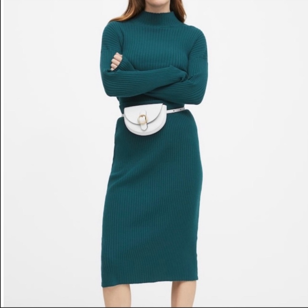 $8 CLEARANCE - Banana Republic XS Soft Teal Mock Neck Sweater